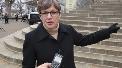 Photo of Kansas governor lauds abortion vote but focuses on economy