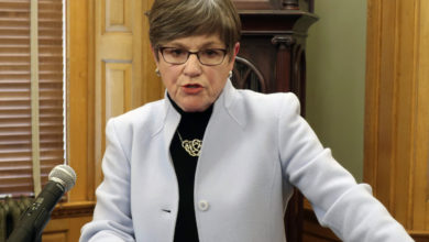 Photo of KS Governor indicating she is against Biden’s covid mandate