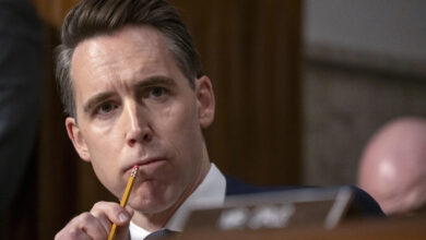 Photo of Hawley leads colleagues in opposing potential provision forcing women to register for draft