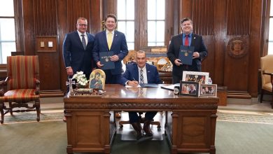 Photo of Missouri governor signs bills relating to ballot measures, class actions