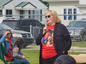 05 06 25 lorene bible at walk